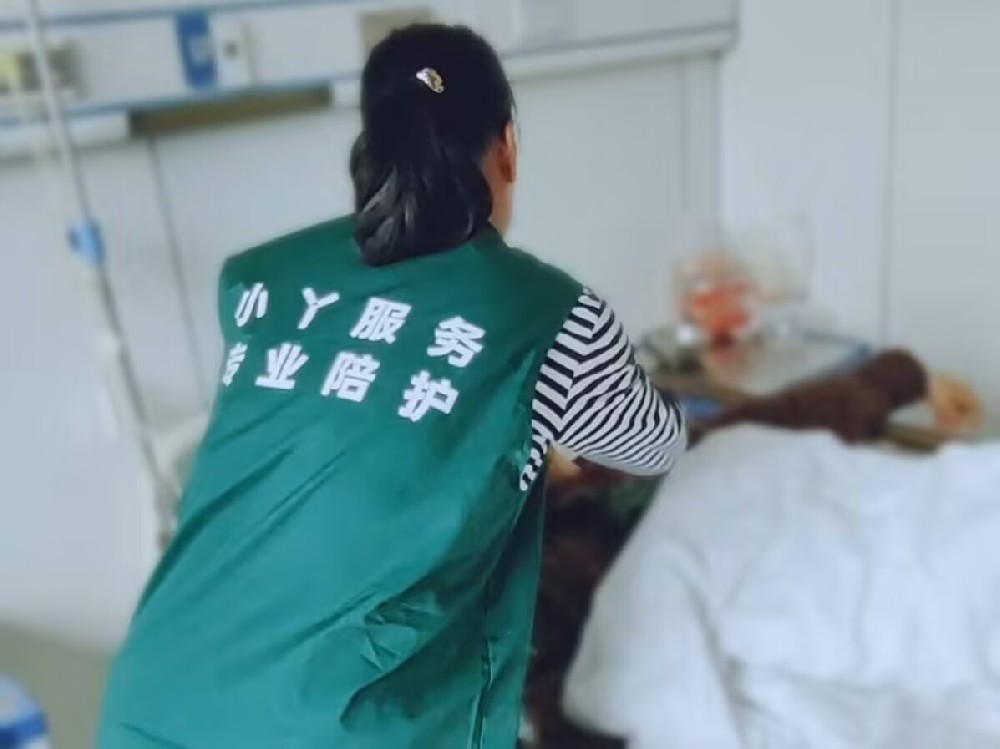 小丫智慧养老：护工与老人，心与心的温暖交响