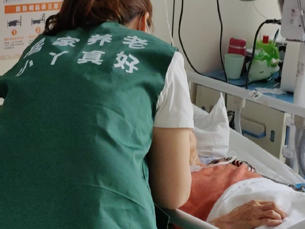 护工：用专业与爱心守护老人的晚年时光